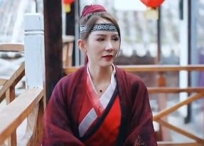 Cô gái nhút nhát bị anh chàng yêu đồng phục đeo mắt xanh nhắm đến